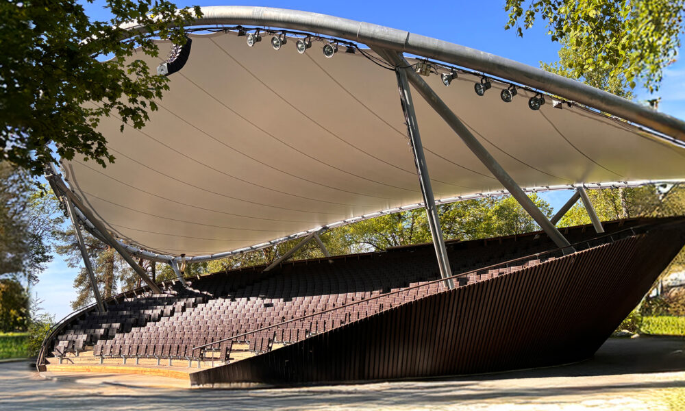 Kuva Pynikin kesäteatterin tyhjästä katsomosta.