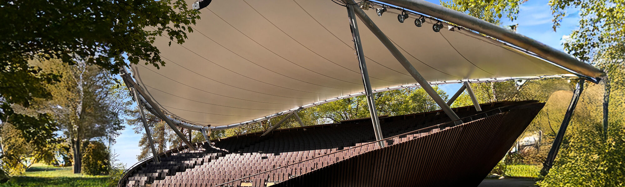 Kuva Pynikin kesäteatterin tyhjästä katsomosta.